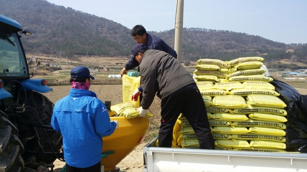 “신안군 토양개량제 공동살포로 친환경농업기반 초석 다진다” 2