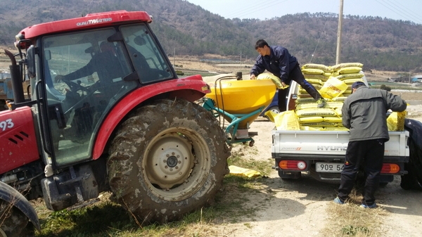 “신안군 토양개량제 공동살포로 친환경농업기반 초석 다진다” 3