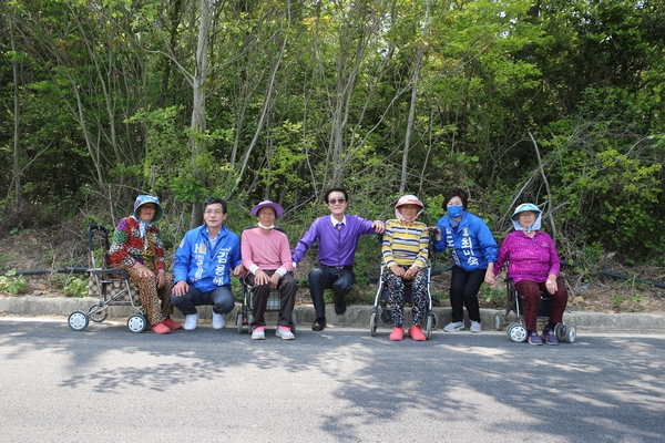 2022.05.07 안좌면 할머니들과 기념촬영 2