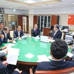 2023.04.18  신안군의회 의원님들과 회의진행