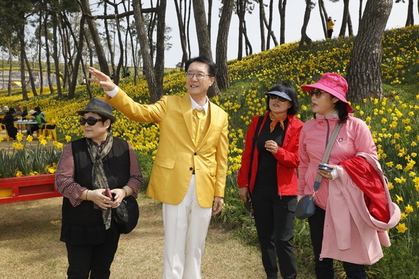 2024.04.07_지도(선도)_수선화 꽃 축제현장 주민 격려 5