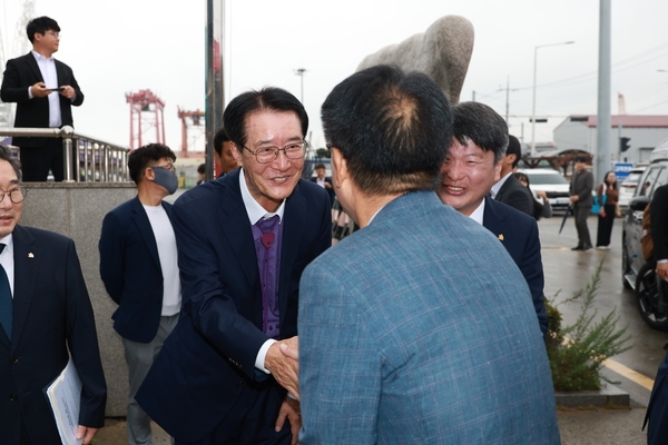 2024.10.15_국회 산자위 위원 해상풍력 발전단지 현장방문 4