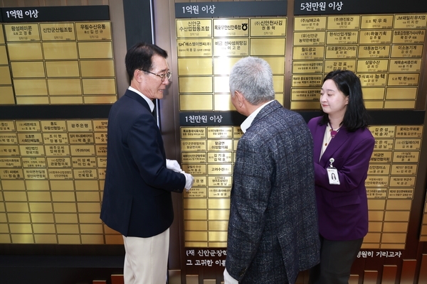 2024.11.11_ 등대식육식당 김준,정순심 부부 장학기금 전달식 4