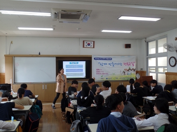 신안군, 학교폭력 예방교육 “함께 만들어가는 행복교실” 운영 1