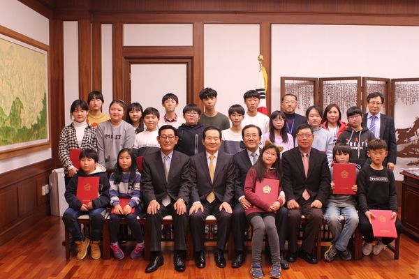 신안군 섬마을 초등학생 19명, 국회의장 표창 받아 3