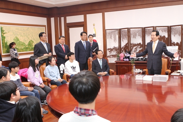 신안군 섬마을 초등학생 19명, 국회의장 표창 받아 1