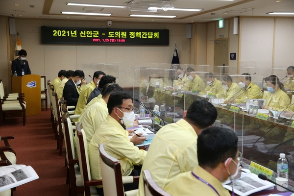 신안군, 지역 도의원 정책간담회 개최..'신안군, 현안사업 대응을 위한 지역 도의원과 정책간담회 정례화' 3