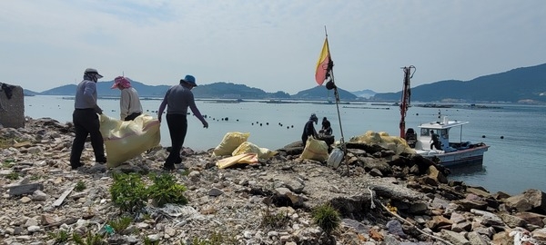 흑산면, 다도해 해양쓰레기 정화활동 실시 3