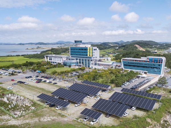 신안군 탄소중립(Net-Zero) 실현 선두주자..'군청사에 태양광 발전시설 설치' 1