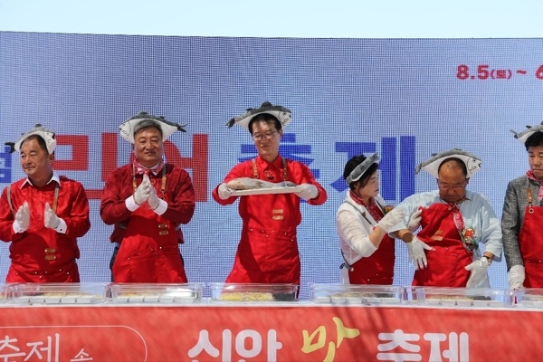 신안군 섬 민어 축제 무더위 속에 대성공!..'여름 보양식 민어 맛보러 관광객 몰려' 2