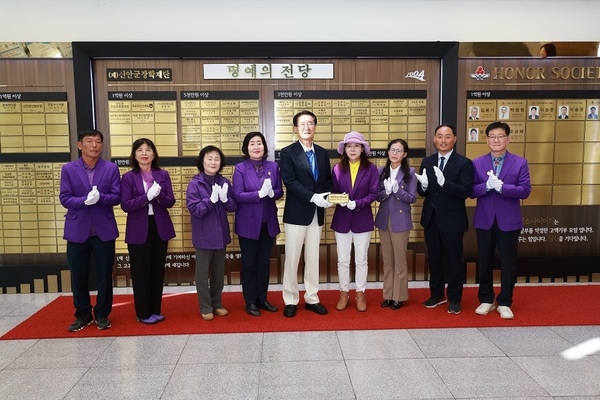 (재)신안군장학재단에 장학기금 500만 원 기탁..'대한적십자봉사회 안좌면지회 김윤정 회장'  3